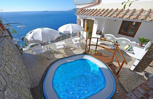 Arienzo House | Villa Carilla A: An elegant apartment which faces the sun and the sea, with Free WI-FI.