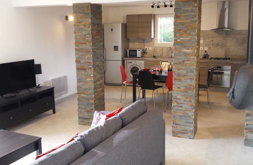 Six-Fours-les-Plages Villa | Villa Chante au vent 230m² in 4 apartments, swimming pool, garden, comfort and quietness