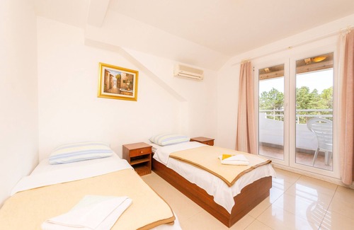 Zrce Villa | Villa Christina for up to 17 people - with pool, max. capacity 30 people