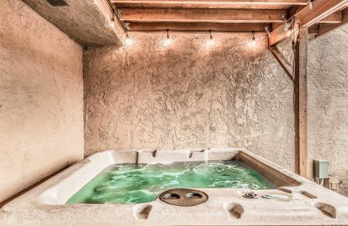 Ruidoso Apartment | Villa Con Vista with Putting Green and Hot Tub!