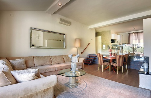 Pjescana Uvala Villa | Villa Contessa Del Mar in Pula for 7 people only 200 meters from the beach & pet friendly