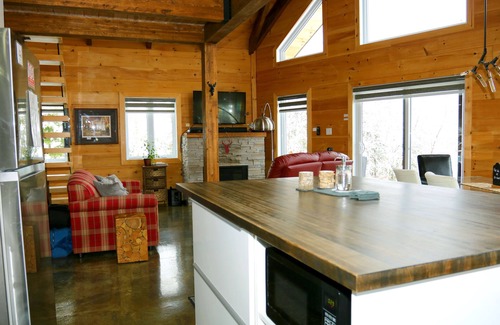 Saint-Simon Ski Chalet | Villa du Renard, Beautiful, Private Jaccuzi, acces St-Laurence river.
