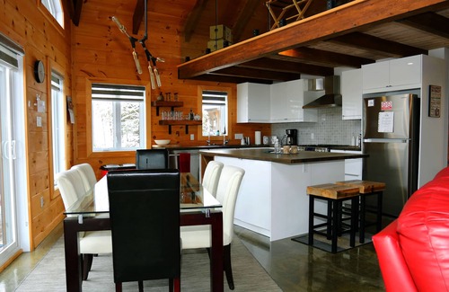 Saint-Simon Ski Chalet | Villa du Renard, Beautiful, Private Jaccuzi, acces St-Laurence river.