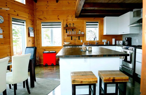 Saint-Simon Ski Chalet | Villa du Renard, Beautiful, Private Jaccuzi, acces St-Laurence river.
