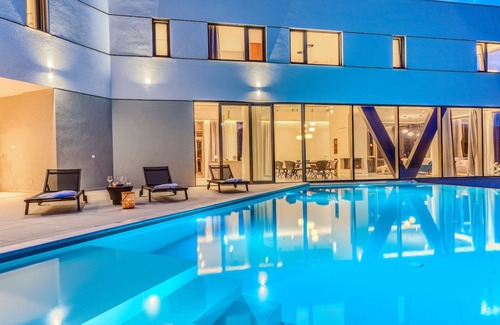 Zmijavci Villa | Villa Daedalus - outstanding villa with a heated pool, spa and a tennis court