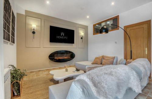 Miraflores de la Sierra Villa | Villa de lujo de piedra, Cine para niños, Vistas, Piscina