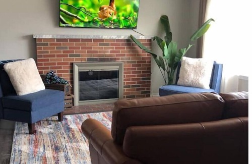 Grosse Pointe Apartment | Villa del Lago-Luxury King w/2 Queens in Windmill Pointe