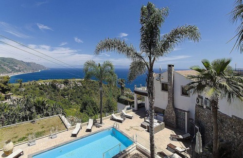 Taormina Villa | Villa Edipo Grande: A bright three-story villa which faces the sun and the sea, with Free WI-FI.