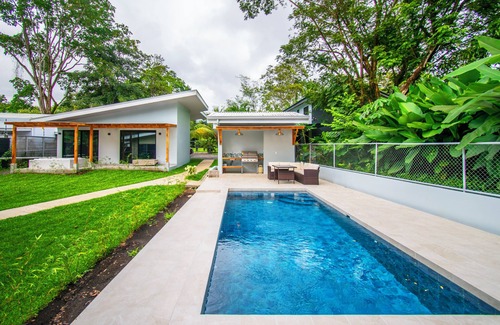Uvita Apartment | Villa El Perezoso, hot tub, close 2 beach!