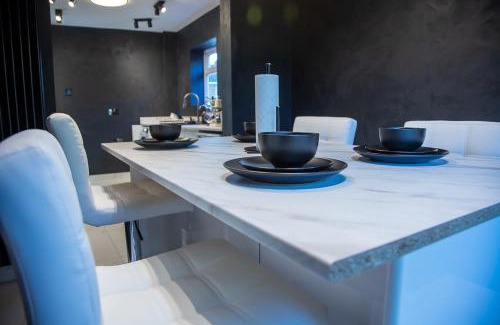 Northampton Villa | Villa Emma - Modern Bungalow with EV Point, Free Parking & Workspace