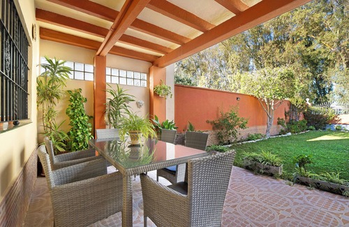 Valdelagrana Villa | Villa 'Valdelagrana' with Shared Pool, Wi-Fi and Air Conditioning