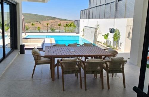 Al Bahraoyine Villa | Villa Familia