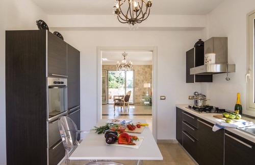 Sicily South Coast House | Villa Festosa holiday in Sicily 9 bedrooms 7 bathrooms Swimming pool.