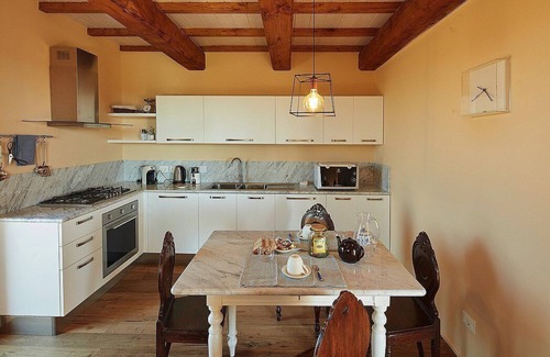Grosseto Villa | Villa Flores: An elegant and welcoming two-story villa located on top of a small hill, with Free WI-FI.