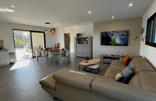 Joyeuse Villa | Villa Floria Neuve avec Piscine Privée Chauffée en Sud Ardèche