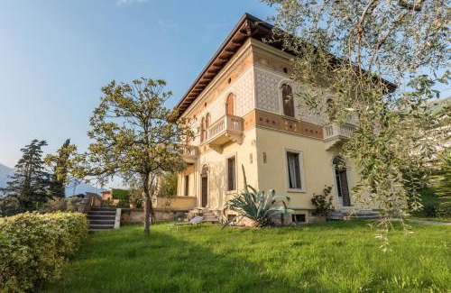 Malcesine Villa | Villa Gelmi front lake