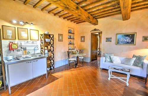 Certaldo House | Villa Gilia D: A characteristic and welcoming apartment that is part of a villa surrounded by the greenery, with Free WI-FI.