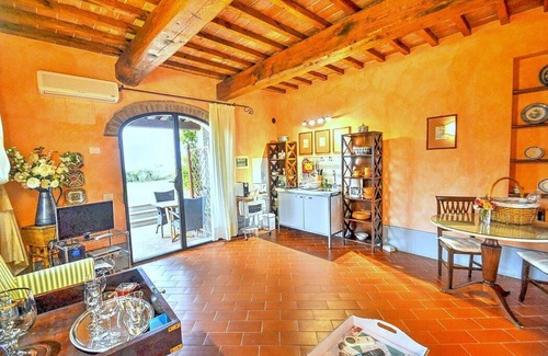 Certaldo House | Villa Gilia D: A characteristic and welcoming apartment that is part of a villa surrounded by the greenery, with Free WI-FI.