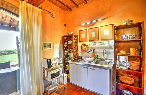 Certaldo House | Villa Gilia D: A characteristic and welcoming apartment that is part of a villa surrounded by the greenery, with Free WI-FI.