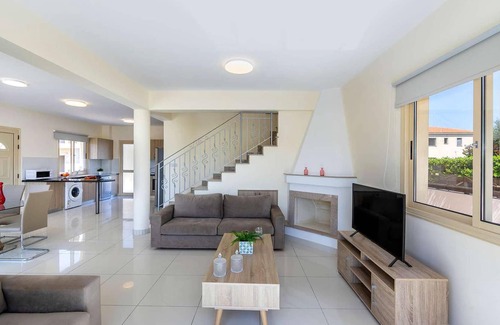 Prodromi House | Villa Green Valley 2 is a spacious and stylish villa set on a small complex within a short walk of t