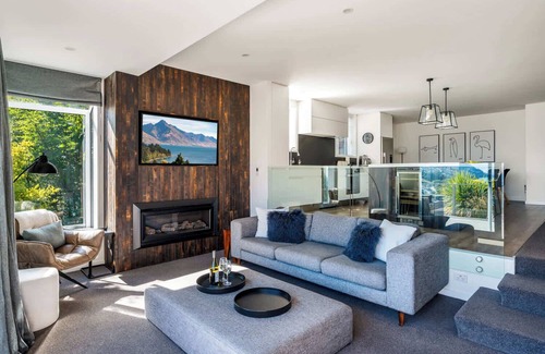 Queenstown City Centre Apartment | Villa Habeke | Lake Views, Gas Fire, A/C, BBQ