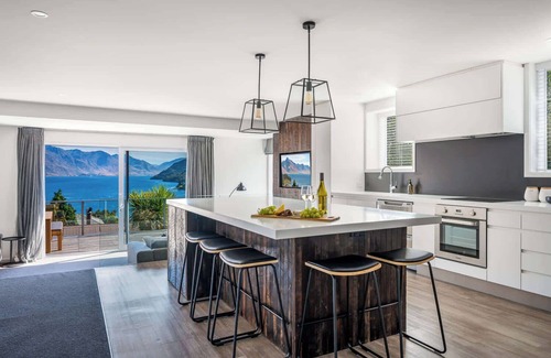 Queenstown City Centre Apartment | Villa Habeke | Lake Views, Gas Fire, A/C, BBQ