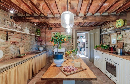 Lucca Villa | Villa Hugo in Lucca With 5 Bedrooms and 6 Bathrooms