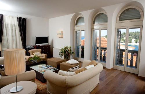 Hvar Villa | Villa Hvar Royale - 5 Bedroom Central Villa - Indoor Pool - Beautiful Heritage Villa