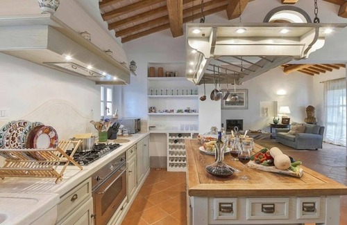 Magliano in Toscana Villa | Villa in Magliano In Toscana with 8 bedrooms sleeps 17