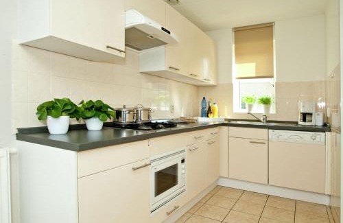 Heel House | Villa in Maaspark with Lake Views & Sauna