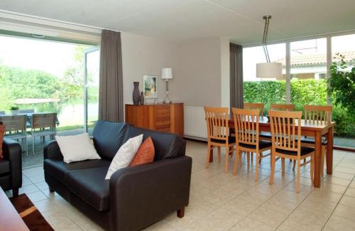 Heel House | Villa in Maaspark with Lake Views & Sauna