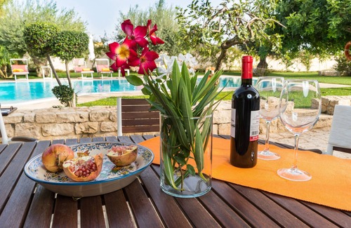 Donnalucata Apartment | Villa in Sicily with heated swimming pool and garden 100 meters from the sea