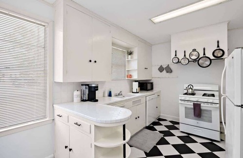 Zilker House | Villa in Zilker - Peaceful Stylish Home with Yard