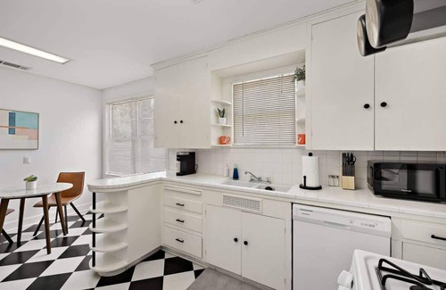 Zilker House | Villa in Zilker - Peaceful Stylish Home with Yard