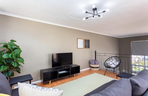 Century City Apartment | Villa Italia 933 by CTHA