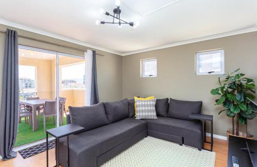 Century City Apartment | Villa Italia 933 by CTHA