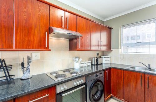 Century City Apartment | Villa Italia 933 by CTHA