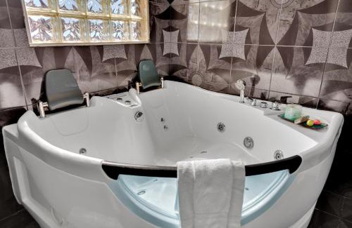 Sunrise Manor Apartment | Villa Juan BR Private Entry Pool Spa BBQ Free Parking