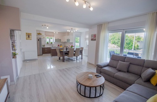 Zmijavci House | Villa Katarina * mit Pool, Kinderspielplatz, Grillstelle