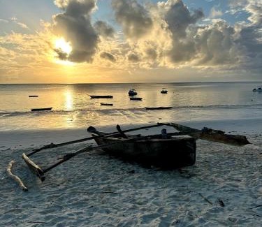 Pwani Mchangani Villa | Villa Kipara - Sea front with Private Pool & Jacuzzi