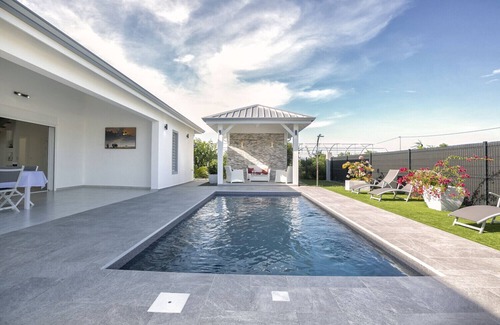 Saint-Francois Villa | VILLA L'INDIA - Family Haven of Peace Near Golf