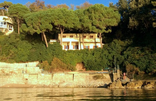 Tellaro House | Villa La Perla consists of 2 separate apartments with direct access to the sea
