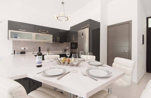 San Eugenio Villa | Villa Las Flores. Stunning 3 Bedroom Villa. Jacuzzi. Central Location.