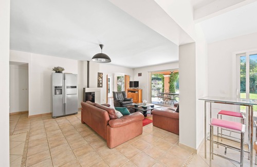 Neoules Villa | Villa Le Jardin welcomes you to its verdant setting