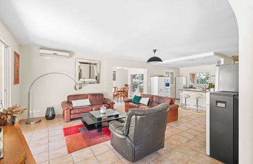 Neoules Villa | Villa Le Jardin welcomes you to its verdant setting