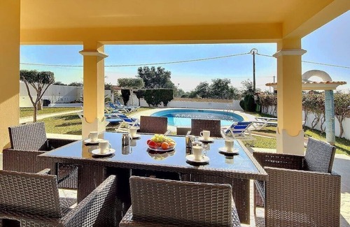 Albufeira Ski Chalet | VILLA LINDA PALACE