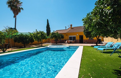 Almensilla Ski Chalet | Villa Los Naranjos, oasis with jacuzzi 15 minutes from Seville