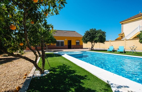Almensilla Ski Chalet | Villa Los Naranjos, oasis with jacuzzi 15 minutes from Seville