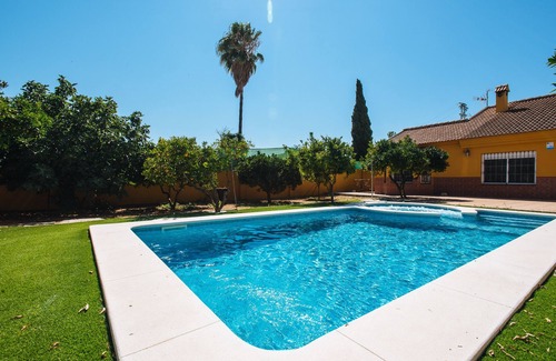 Almensilla Ski Chalet | Villa Los Naranjos, oasis with jacuzzi 15 minutes from Seville