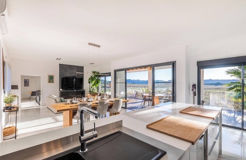 Plaissan Villa | Villa Luxury heated indoor pool/SPA, exceptional vineyard views, rated 4*.